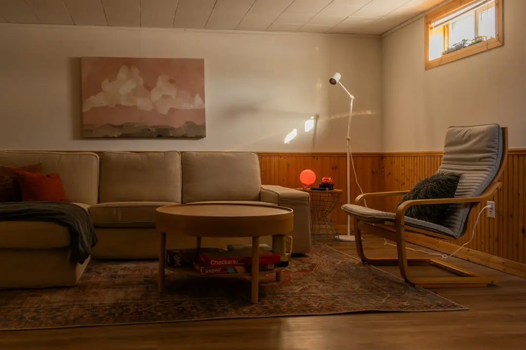 A cozy living room in the evening with a sofa, an armchair and warm lamps, a typical US home for GoFluxTv